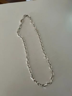 Kedjehalsband i silverfärg - Stilrent äkta silverhalsband med grova länkar, helt oanvänt.