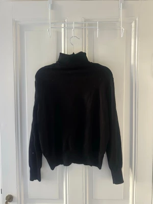 Svart polotröja  - Svart polotröja i något tjockare material, storlek L men skulle säga mer S/M