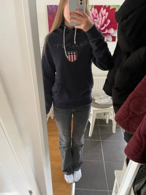 Mörkblå hoodie från GANT - Marinblå hoodie från GANT i mycket bra skick. Pris kan diskuteras vid snabbt köp!!🤗