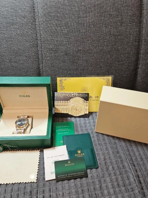 Rolx Klocka - Säljer en Rolx Datejust Wimbledon 126333 helt ny!  Oyster Dial med klassisk Jubilee-länk samt fluted guldfärgad bezel. Quick set datum och gjord av stål.  Mycket 3235 urverk. Safirglas  Skickas med allt. Hör av er vid frågor eller funderingar! Hör av dig innan köp!