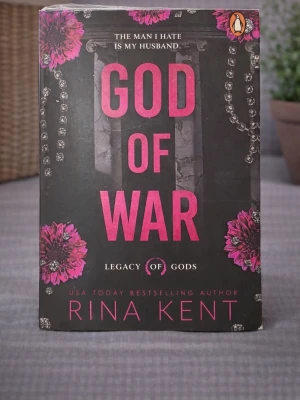 God of War (Brand new, in English) - Skick: Helt ny bok. Omslag: Pappercover. Storlek: standard (inte pocket). Förpackning: I sitt originala plastomslag. Från: Stockholm. Snabb leverans inom Sverige.