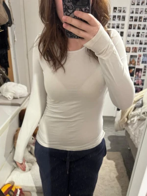 Vit långärmad  - Säljer en vit långärmad tröja i storlek S. Den passar perfekt som basplagg till vardagen!💕