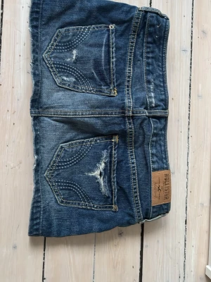 Snygg jeanskjol från Hollister! - Supersnygg jeanskjol från Hollister med en ’sliten’ look. Bra skick, använd sommarn 25 & 24. Säljes då den ej passar mig längre. Mått finns på sista bilderna! Skulle säga storlek S. Skriv vid frågor ❤️