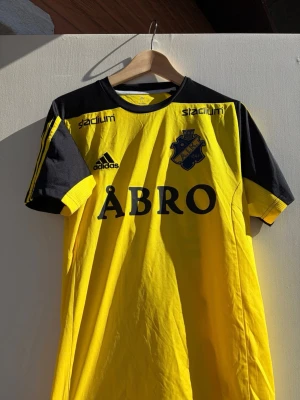 Gul ÅIK matchtröja från Adidas - ÅIK matchtröja i gult och svart från Adidas med klubbmärke 