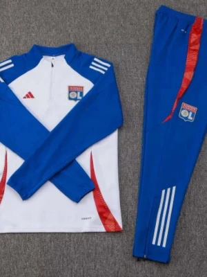 Olympique Lyonnais träningsset Adidas - Snyggt träningsset från Adidas för Olympique Lyonnais med blå och vita färger samt röda detaljer. Setet består av en långärmad tröja med halv dragkedja och matchande byxor, båda med klubbens logga och Adidas klassiska ränder. Perfekt för fotbollsträning.