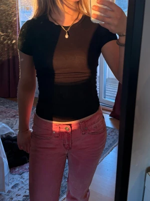 Svart tight t-shirt i bomull - Enkel och stilren svart t-shirt med tight passform och korta ärmar. Tillverkad i mjuk bomull som sitter skönt mot kroppen. Perfekt basplagg att matcha med allt.