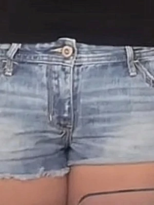 Blå jeansshorts med rå kant - Säljer ett par klassiska blå jeansshorts med rå kant och femficksmodell. Shortsen har normal passform och är tillverkade i denim med ljus tvätt. Perfekta för sommaren och enkla att matcha med olika toppar. Skickar fler bilder vid intresse 