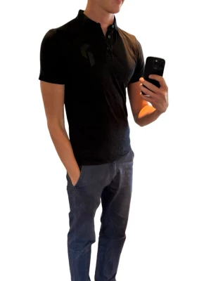 Golfpike ifrån peakperformance - Säljer två stilrena pikétröjor i svart med klassisk krage och knappar framtill. Tröjorna har en diskret logga på bröstet och är tillverkade i mjuk bomull som känns skön mot huden. Perfekt till jeans eller chinos för en clean look.