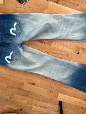 Evisu jeans - Evisu jeans med urtvättad färg i storlek 29💕