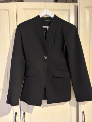 Svart blazer  - Säljer denna svarta figursydda kavaj från gina. Helt ny med prislapp kvar. Nypris 700