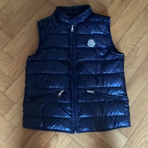 Moncler gui - Skitsnygg dunväst från moncler. Köpt i london förra året för 7000kr. Den är storlek s och är marinblå. Pris kan diskuteras vid snabb affär.