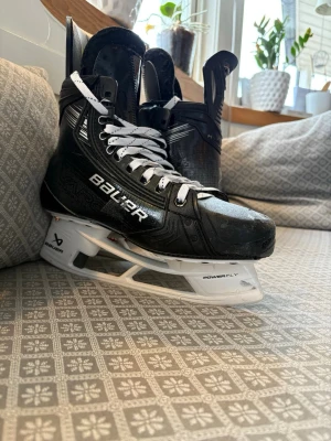 Bauer Vapor Hyperlite hockeyskridskor - Säljer ett par svarta Bauer Vapor Hyperlite hockeyskridskor det är en bra skridsko som sitter bra på foten det är storlek 6.5 med fit 2 dom är i bra skick det är en gammal Luleå hockey spelares gamma med han har inte använt dom mycket å jag har inte använt dom mer än 2 gånger dom sitter bra på fötterna å är sköna. Skriv till mig vid mer info om skridskorna. Priset kan diskuteras 