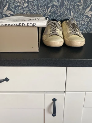 Vita golden goose - Säljer dessa golden goose i storlek 44/45, använda förra sommaren mycket men fortfarande i ett mycket bra skick. Kontakta mig vid funderingar