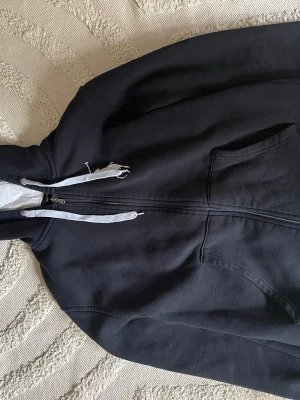 Vintage Ralph lauren hoodie - Jag säljer nu en svart vintage Ralph Lauren hoodie som är väl eftertraktad och rätt så sällsynt