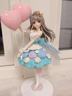 Love live Kotori anime figur 1/7 scale  - Detta är ett kit som jag har byggt ihop helt själv.  Ungefär en 1/7 scale skulle jag väl säga.  Nypris 1000kr och då är hon inte ihopsatt.  Detta är en ganska svår figur att få tag på. Och det är mycket pill att sätta ihop alla delar. 