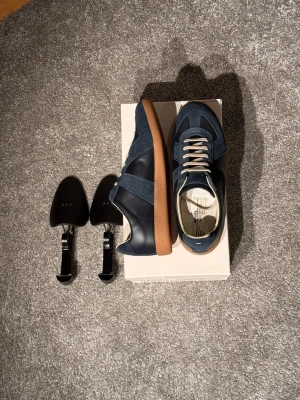 Maison Margiela Gats - Trendiga Maison Margiela Gats skor i ny skick.   Inga spår av användning || Box, smutsskydd och creaseskydd medföljer || storlek 43 || Pris: 2750.