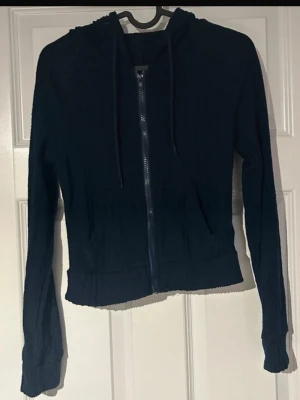 Mörkblå croppad hoodie med dragkedja - Snygg mörkblå  hoodie med dragkedja framtill och långa ärmar. Tillverkad i mjukt, ribbat material som ger en extra skön känsla. Perfekt för dig som gillar en bekväm men trendig stil  (ifrån shein) 