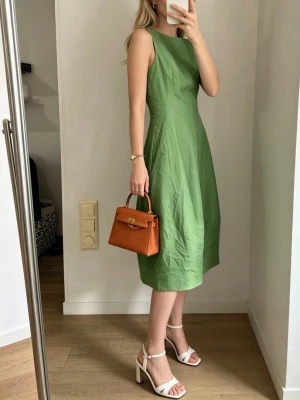 COS Grön ärmlös midiklänning i linne - New condition, never worn. Size 34, bust about 40cm. Beautiful color🍀