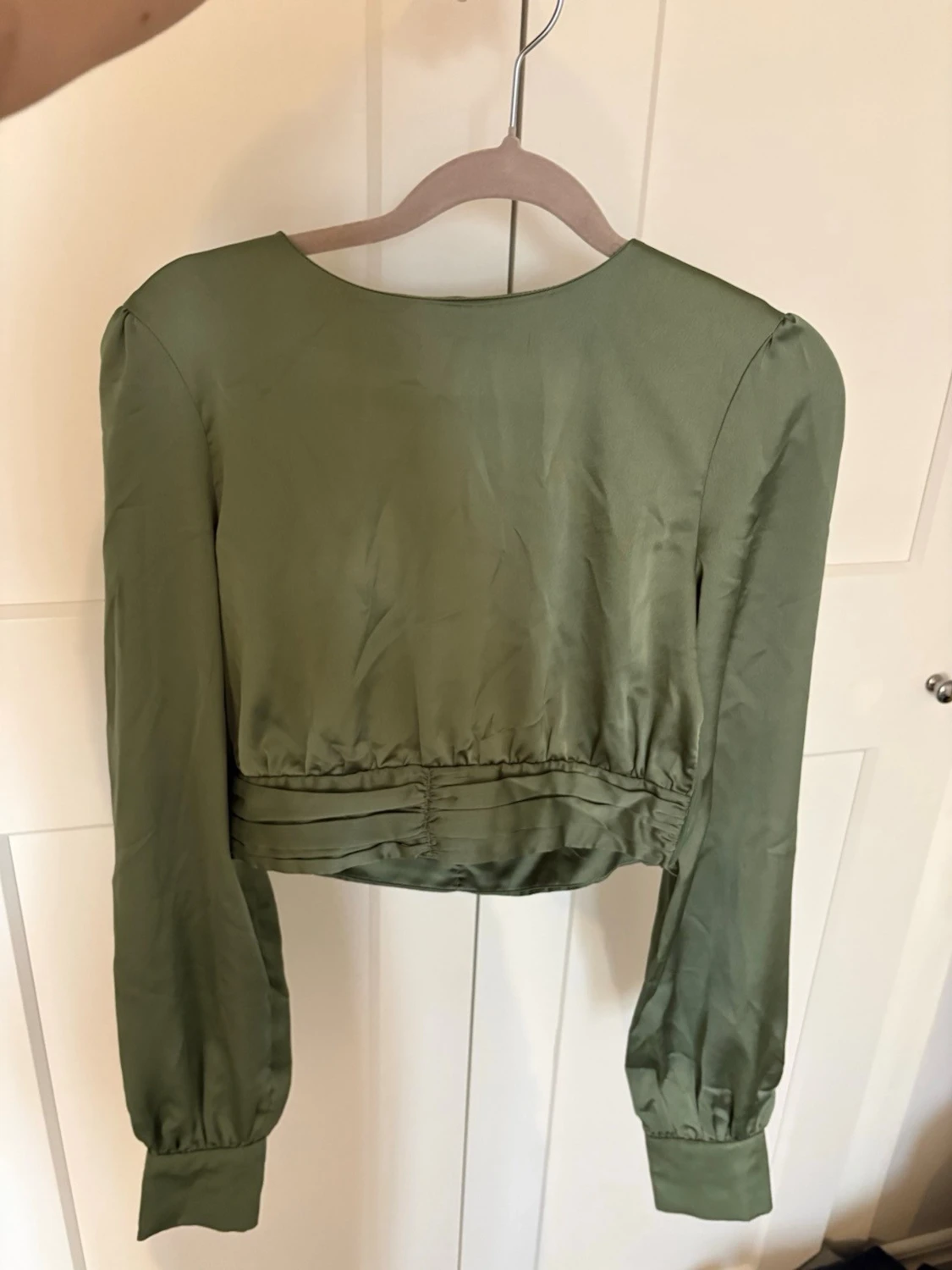 Olivgrön satinblus