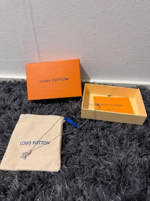 Llv necklace - Never used, brand new, good quality