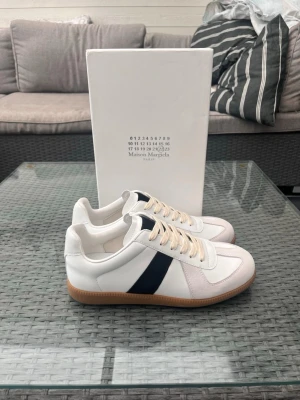 Maison Margiela Gats - Säljer nu dessa Maison Margiella Gats.                  Nyskick.                                                                         Storlek 43 kan även passa 42.                                  För mer info/justering av pris kom dm