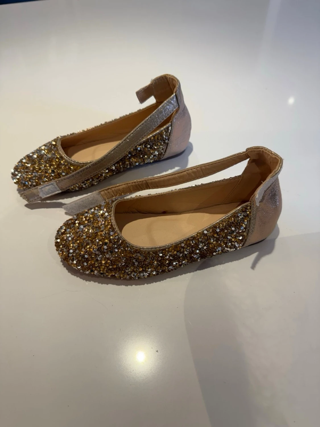 Glittriga guldiga ballerinaskor - 1