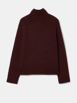 Vinröd polotröja från Wera - Fin vinröd stickad polotröja från Wera i 100% ull. Tröjan har hög krage. Använd ett fåtal gånger. Orginal pris 799kr