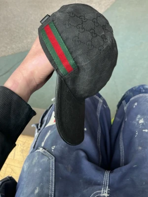 Svart Gucci keps med GG-mönster - Äkta Gucci keps lappen inne är borta för när jag var bäng klippte jag av den