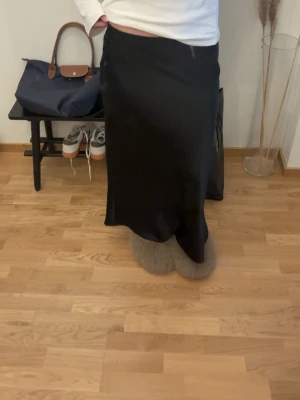 Satinkjol från zara  - Så fin lågmidjad satinkjol från Zara. Passar verkligen till alla tillfällen. Fint skick! 