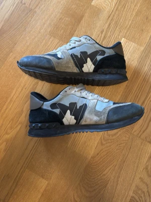 Valentino rockrunners storlek 42 - Snygga och sköna skor som passar folk med både breda och smala fötter