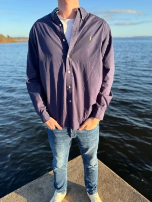 Blå skjorta från Ralph Lauren - Vi säljer nu en klassisk Ralph Lauren skjorta i storlek L och super skick! Vår pris endast 349kr men kan sänkas vid snabb och smidig affär!😊 hör av er vid frågor! // studio II Resell 💙💙