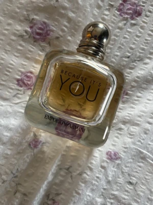 Emporio Armani Because It's You parfym - Parfym ifrån Emporio Armani                                ”Because It's You”, en elegant parfym med varma toner.                                                       Köpt för• 1650kr                                                         Mitt pris• 350kr                                                                Storlek• 100ml