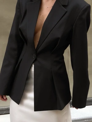 Svart figursydd kavaj - NAKD - Så snygg kavaj från NAKD, använd 1 gång så i toppskick! Figursydd och med en knapp i midjan😍😍nypris: 899kr