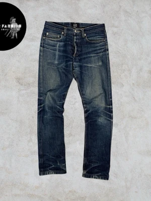 A.P.C. Jeans - Apc jeans med väldig snygg karaktär och patina, storlek 28 (kan även passa 27). Modell New Cure H Jean Tres Etriot. Skicket är väldigt bra utan några hål eller fläckar, varit väl omhändertagen. Hör av dig för mått! Alla följare får rabatt så följ!