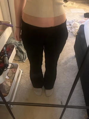 Svarta raka byxor - Säljer ett par svarta kostym byxor med rak passform , och låg midja perfekt för dig som vill ha en mer enkel outfit men ändå skön 