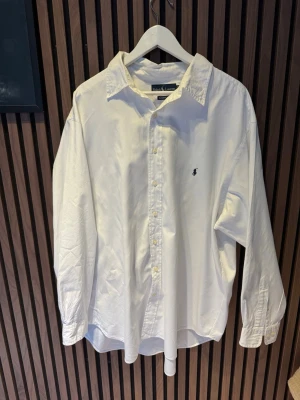 Ralph Lauren Skjorta - Skicket är mycket bra och den är i storlek L men kan passa något större. Kontakta gärna vid frågor🙌