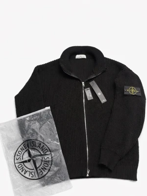  stickad Stone Island ziptröja  - Säljer stone Island tröja som är väldigt snygg och sticker ut bland andra zip tröjor. Helt ärligt tycker jag att den inte passar för alla tröjan kräver rätt stil så den ser som bäst på en‼️. Tung, premium stickning känns direkt att det här inte är en vanlig tröja. I princip är tröjan i nyskick med tags kvar – du får “ny känsla” använt den tre kvällar. Tröjan är perfekt för dig som vill köpa snygg plagg värt pengarna 