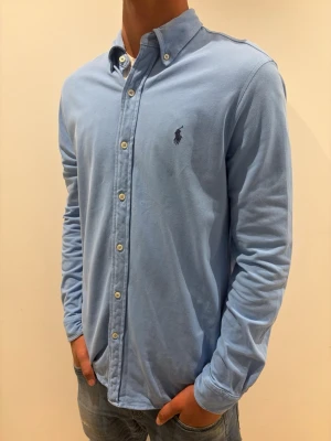 Ljusblå Ralph lauren skjorta - strl M - Ralph Lauren skjorta 👔✨ Ljusblå och stilren 💙 Storlek M 👀 Snygg passform som funkar både uppklätt och mer avslappnat 😎🔥 Klassisk och tidlös design Kolla in profilen för flera feta Ralph Lauren skjortor 👀🔥 Hör av er om ni har frågor eller vill ha fler bilder 💬