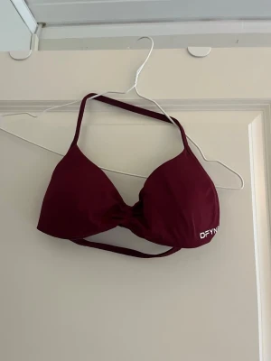 Dfyne impact strapy bra - Säljer min superfina sport-bh från Dfyne i storlek M, färg Winter berry (vinröd). I princip oanvänd då jag beställde fel storlek💞bara att höra av sig vid funderingar