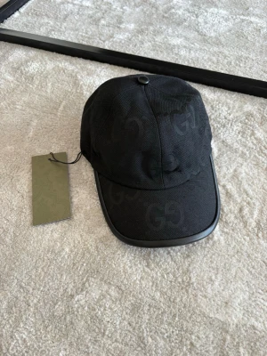 Svart keps  - Har en helt ny svart keps oanvänd 