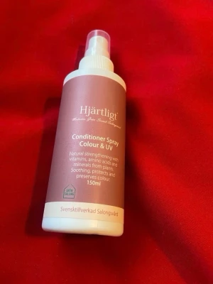 Hjärtligt Conditioner Spray Colour & UV - Conditioner Spray Colour & UV från Hjärtligt, 150 ml. Spraybalsam som stärker håret med vitaminer, aminosyror och mineraler från växter. Skyddar och bevarar hårfärgen samt ger UV-skydd. Flaskan är vit och rosa med spraymunstycke.