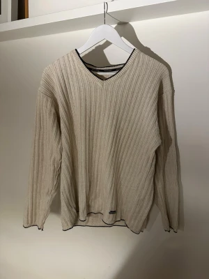 Matinique tröja - V-ringad  Matinique tjocktröja i nytt skick!