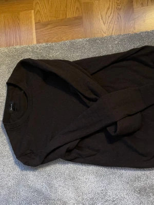 Svart stickad tröja från Martinique - En enkel och stilren svart stickad tröja från MartiniqueTröjan har rund halsringning och långa ärmar. Perfekt basplagg att matcha med olika outfits. Materialet känns mjukt och bekvämt mot huden.