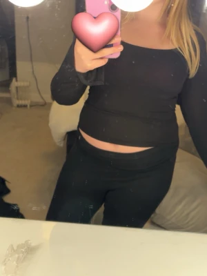 Svart långärmad uringad tröja från Gina jättefin och skön  - Den populära soft touch tröjan från Gina tricot i svart har inte alls använt många gånger, ingen fläck inget hål ingeting är i jättebra skick jag skulle tro att originalpriset är 200kr och säljer den för 135kr storleken är S säljer den för är för liten