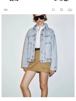 Ljusblå oversized jeansjacka - Trendig ljusblå jeansjacka i oversized modell med klassisk krage och stora framfickor. Använd endast en gång