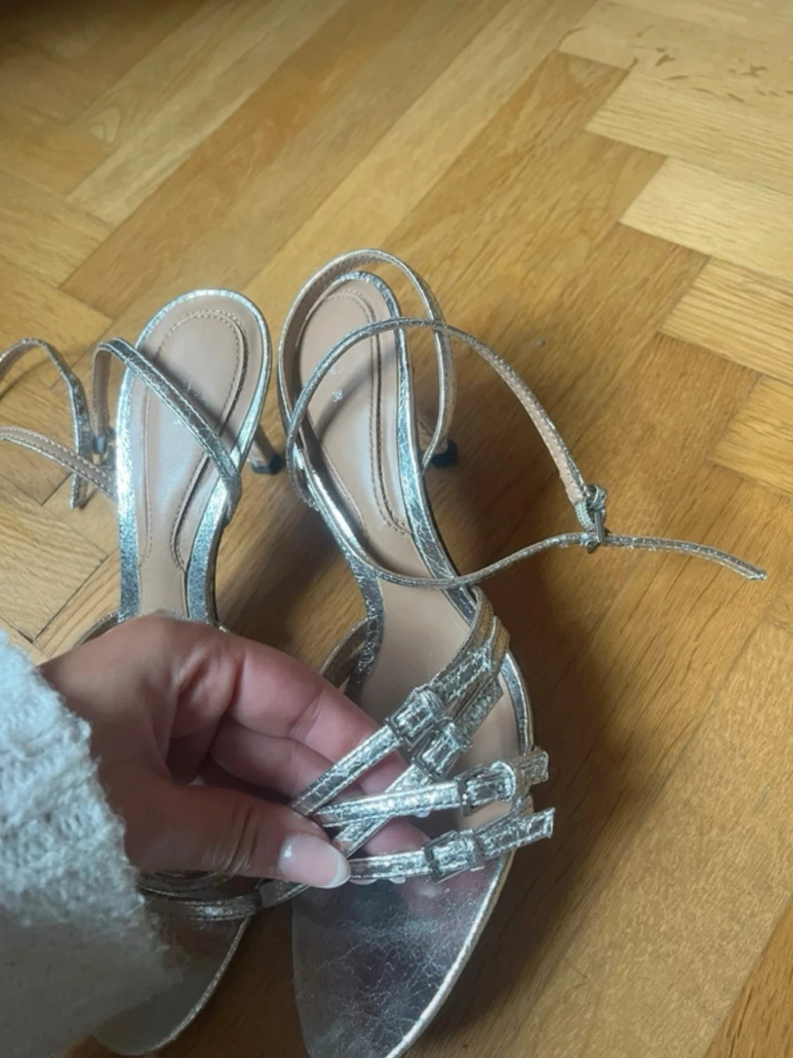 Silvriga glittriga pumps med remmar - 2