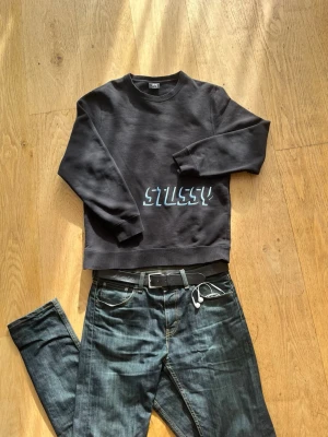 Stussy sweatshirt - Säljer denna extremt snygga sweatshirten från Stussy 🙌   Storlek: S Skick: 10/10 🔥  Använd få gånger men har inga tecken på användning. Perfekt nu till våren!  💬Skriv vid frågor! 💸 Pris kan diskuteras vid snabb affär! 📦 Skickas snabbt!