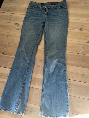 Blå bootcut jeans med låg midja - Säljer dessa snygga blåa bootcut low waist jeans från H&M. Dem är i storlek 32 och passar mig som är 170 cm mycket bra i längden. Mycket bra skick!💕