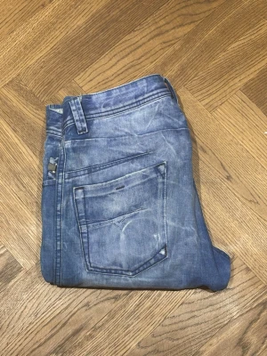 Blå tvättade jeans med raka ben - Säljer ett par blå disel jeans i storleken 32/34 de sitter straight/taperd riktigt sköna fades på som samt en riktigt snygg färg skicka gärna bud och kom gärna med frågor 