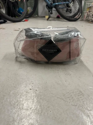 Rosa boots  från Equestrian Stockholm - Säljer ett par rosa boots  från Equestrian Stockholm. De har en mjuk, grå fuskpälskant och är tillverkade i ett slitstarkt material med reptilmönster. Perfekta för häst och ridning. Kommer i en genomskinlig plastväska.